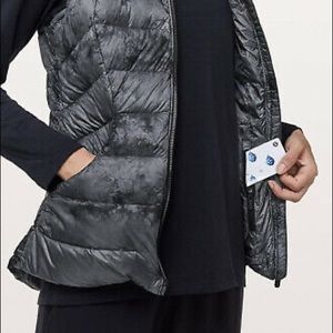 Lululemon Packt it down vest 700 down fill size 4 Melanite/Black with hood